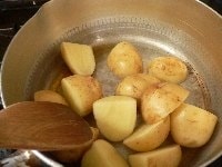 鍋にサラダ油とごま油を熱し、じゃがいもを入れ、3分ほどじっくり炒めて香ばしさを出す。