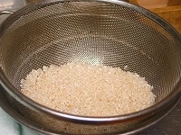 米をよく洗い、ざるに上げて最低30分以上そのまま置きます。 <br />