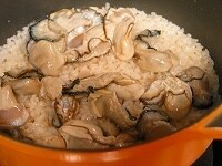 カキをボールなどに入れてそっと洗い、熱湯をかけてザルにあげます。炊飯器の場合、蒸らしに入ったら一度ふたを開けてカキを並べ、再びふたをしてそのまま蒸らします。<br />
<br />
鍋の場合は、弱火で10分程度炊いたら牡蠣を入れてふたをし、20秒ほど火を強めてから消し、そのまま10分程度置きます。 <br />