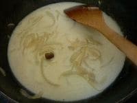 粉っぽさがなくなるまで炒めたら、牛乳と固形スープを入れて、混ぜながら煮る。