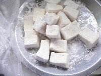 高野豆腐に薄く小麦粉をまぶす。（ポリ袋を利用すれば簡単）