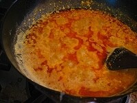 煮詰まってきたらガラムマサラを加え、さらに数分煮たら、火を止めます。一度冷まして食べる前にもう一度火を入れると、味がよくなります。<br />