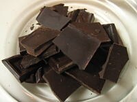 ボウルに、一口大に割ったチョコレートを入れ、（ラップをかけずに）電子レンジで3～4分加熱し、チョコレートを溶かします。
