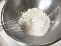 小麦粉、塩、ベーキングパウダーを混ぜる