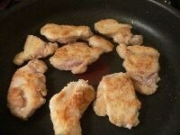 フライパンを熱して油を引き、鶏肉をこんがり焼く。