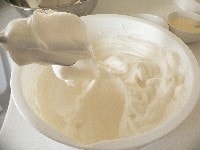 卵白をハンドミキサーで軽く混ぜ、泡が羽根にからむようになったら、砂糖を3回に分けて加え、ピンとツノが立つまで、しっかり泡立てる。