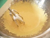 ハンドミキサーで黄身と塩を混ぜ、サラダ油を線のようにたらし入れながら、ミキサーで混ぜ、豆乳、メープルシロップを同じように加えながら混ぜる。