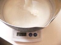 鍋に片栗粉と砂糖と水を量り入れ、よく混ぜて片栗粉を溶かす。