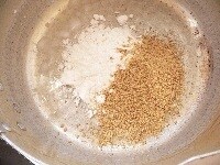 平鍋に片栗粉、すりゴマ、豆乳、塩を入れてよく混ぜて片栗粉を溶かす。