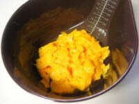 フライパンに、ごま油大さじ1/2をいれ、強火にかけます。卵を半熟気味のいり卵にし、元のボウルに取り出します。<br />