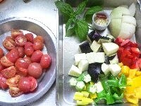 トマトの皮を湯むきする。野菜は全て1.5cm角ぐらいに切る。なすは切ったら水にさらして水を切る。 ニンニクはみじん切り。赤唐辛子は後で取り除きたいので刻まない。