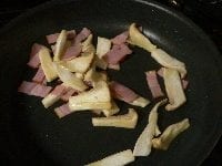 フライパンにオリーブ油大さじ1を入れて火にかけ、ベーコンとエリンギを炒め、軽く塩こしょうする。