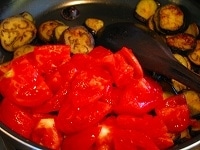 トマトと醤油を加え、トマトが煮崩れるまでじっくり炒め煮にし、できあがり。