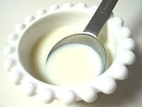 冷やしている間に、ソースを作ります。練乳と牛乳を1:1～2の割合で混ぜます。 マンゴープリンに、ソースをかけてお召し上がりください。