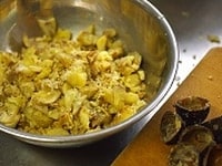 栗は皮ごと水から30分ほど茹でる。<br />
包丁で半分に切り、スプーンで中身を取り出す。<br />