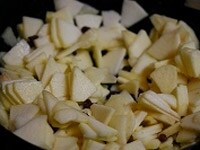 フライパンにバターを入れて中火にかけ、バターが溶けたらりんごとレーズンを入れて、5分ほど、りんごがしんなりするまでよく混ぜながら炒める。 <br />