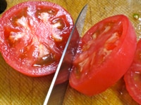 フルーツトマトを2～3cmの厚さに切り、耐熱皿に並べる。