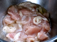 ボウルに鶏肉、塩、ブラックペッパー、日本酒、卵白を入れてよく揉む。