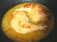 チキンに焼き色がついたら、マリネ液（全て）を流し入れます。<br />
蓋をして、肉側を約10分。裏返して、皮側を3～4分、蒸し煮にします。<br />