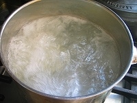 鍋にたっぷりのお湯を沸かし、沸騰したらうどんを入れ、再び沸騰したら１カップの水を差し水し、15分ほど茹でます（茹で時間を13分ほどにして、その強いコシを味わうのもよいものです）。茹でている途中でもう一度差し水します。<br />