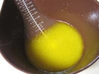 ボウルに、ドレッシングの材料（オレンジジュース、酢、オリーブオイル、塩）を合わせ、よく混ぜます。<br />