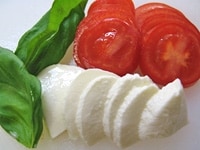 トマト、モッツァレラチーズは3ミリ幅にスライスします。