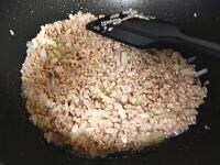 フライパンは洗わずに（野菜を炒めた際のバターを利用して）、塩こしょうを少々しながら、たまねぎ、ひき肉を炒めます。