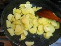 フライパンにオリーブオイルか澄ましバターを入れて中火にかけ、そこにじゃがいもを加え、ときどきひっくり返しながら炒めます。