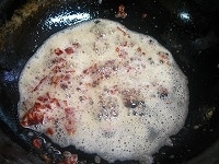 ベーコンから脂が出て、揚げているような状態になりますので、そのままベーコンがカリっとするまで炒めます。