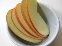 リンゴは芯を除き、2～3ミリ幅にスライスします。