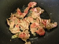 ししとうを炒めた油で、さらに豚肉とニンニクを炒めます。