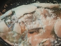 200℃のオーブンで20分～25分ほど焼き、できあがりです。<br />
木づちや包丁の柄で軽く叩くと、塩が割れ、ふっくらとした黒鯛が顔を出します。 <br />