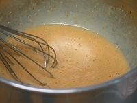 黒鯛を焼いている間にソースを作ります。<br />
黒鯛の肝は中に火が通るまで茹でます。肝と粗みじん切りにしたニンニク、塩を乳鉢などでよく擂ります。<br />
これをボールに移して卵黄を加え、とろりとするまでよく混ぜます。<br />