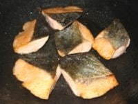 フライパンに、油、バターを入れ、中火にかけます。<br />
鮭を加え、片面2分弱を目安に、うっすら焼き色がつくまで、両面をソテーします。