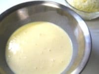 アパレイユ（卵液）を用意します。ボウルに、卵、生クリーム、塩小さじ1/4、こしょう少々を入れ、混ぜます。塊りのチーズを使用の場合はおろします。<br />