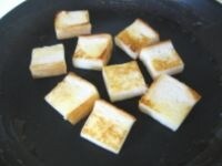 フライパンに、バター小さじ1を入れ、中火にかけます。パンを加え、表面に焼き色を付けます。焼き色がついたら、耐熱皿に並べます。<br />