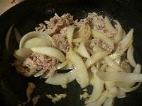 豚肉が白くなったら、鍋肌にニンニクと生姜を入れて炒めあわせる。