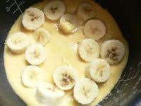内釜に流し入れ、バナナを差しこむ。真ん中はあける。普通に炊く。 　