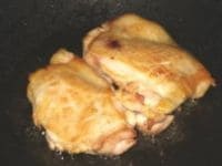 フライパンに油を入れ、中火にかけます。鶏肉は皮面から入れ、両面に焼き色をつけます。余分な油はキッチンペーパーでおさえてください。