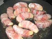 フライパンに油を入れ、中火にかけます。<br />
りんごを巻いた豚肉を入れ、全体に焼き色がつくようソテーします。<br />
余分な油はキッチンペーパーで押さえます。<br />