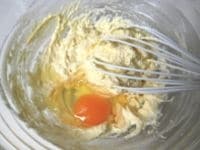 卵を1個ずつ割り入れ、よく混ぜます。はじめに1個加え、なじんだら、もう1個といった具合です。