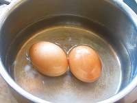 煮込んでいる間に卵を茹でます。 <br />