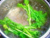 鍋にたっぷりのお湯を沸かし、沸騰したら、菜の花を入れます。<br />
<br />
一度に全部の菜の花を入れず、3～5本ずつ茹でるとお湯の温度が下がらず、おいしく、また色よく茹でることができます。 <br />