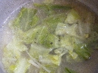 キャベツを炒めて、肉汁と水、酒、生姜を加えて煮る。塩、黒コショウで調味する