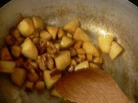 鍋にグラニュー糖を入れて火にかけ、時々鍋を回しながら、焦がしていく。 砂糖に薄く色がついたら、りんご、さつま芋、クルミを加えて炒め、全体にからまったら火を止める。