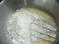 卵を泡だて器で混ぜ、牛乳、サラダオイルを加えて混ぜ、ホットケーキミックスを加えて混ぜる。