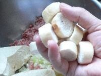 挽き肉、長ねぎ、しょうが、豆腐、卵、片栗粉、塩、手で崩した麩（ふ）を入れて、手でよく混ぜる。 　