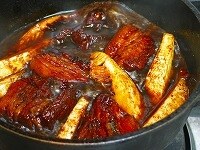 豚バラ肉がやわらかくなったら、鍋に揚げたけのこを加え、20分ほど煮込んで完成です。 <br />