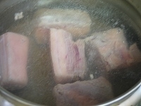 鍋にたっぷりの水を入れて沸騰させ、6ｃｍ角ほどに切った豚バラ肉を入れて茹でます。5分ほど経ったら、豚肉を取り出し、血などが付いていれば洗い落とします。