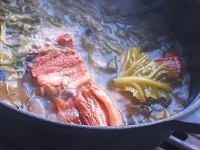 肉が柔らかくなったら火を止め、フタをしたまま、30分ほどそのままにしておきます。この間にスープが肉にじっくりと滲みこみます。